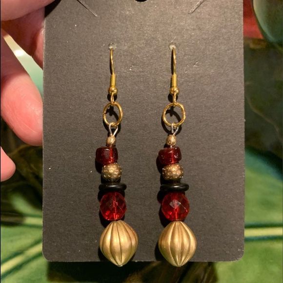 Jewelry - ⚫️ 4/$10 ⚫️ Stunning Handmade Dangle Earrings